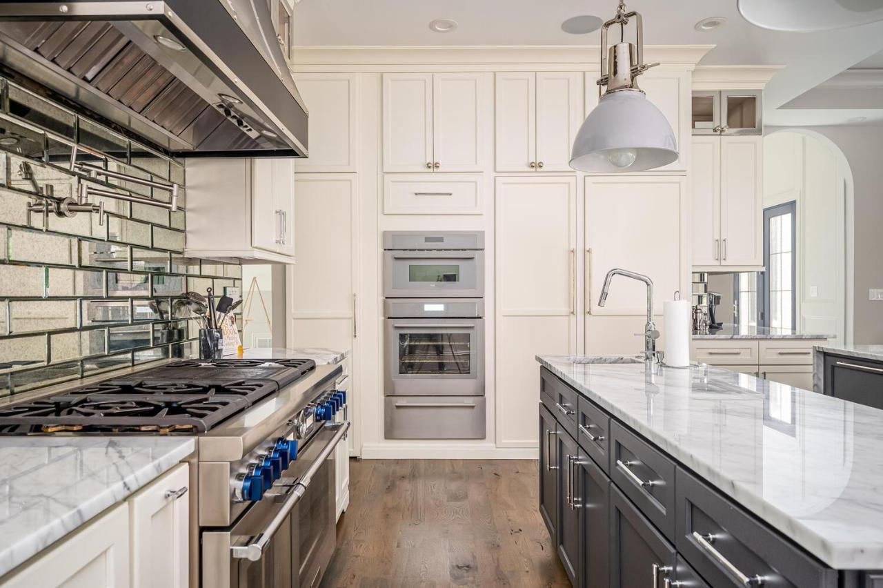 Adams Mansion, 10k Sqft, 7bd/7ba, 15min To Airport Holiday home Atlanta